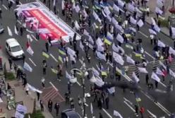В Киеве протестующие заблокировали Крещатик (видео)