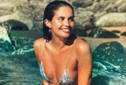 Ангел Victoria’s Secret снялась топлес в бассейне