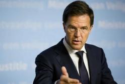 Премьер Нидерландов посоветовал избегать рукопожатий и сразу пожал руку (видео)