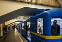 В киевском метро пассажиры устроили кровавую драку прямо в вагоне (видео)