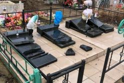 «Развлекались»: на Николаевщине две ученицы лицея надругались над могилами