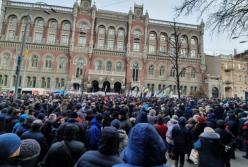 В Киеве митингующие ворвались в здание Нацбанка (видео)