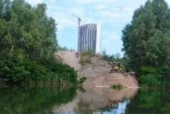 Забудовник «Столиця груп» засипає київське озеро Небреж, влада ігнорує екоцид
