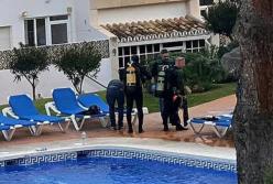В бассейне испанского отеля утонула семья (фото) 
