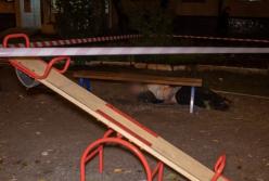 В Днепре на детской площадке обнаружили мертвого мужчину с разбитой головой (фото)