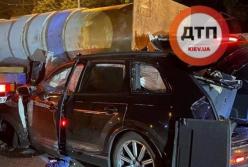 В Киеве авто в ДТП прошило опорой (фото)