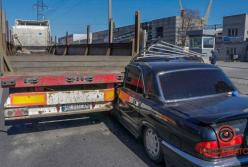 В Днепре «Волга» залетела под прицеп грузовика: мужчину забрала скорая (фото)