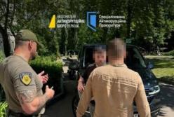 Екс-посадовці прокуратури Кіровоградщини викриті на вимаганні $13,5 тис. та Tesla