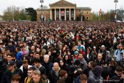 "Джей Ді Венс все зіпсував": у Будапешті напередодні виборів пройшов концерт-мітинг проти Орбана (відео)