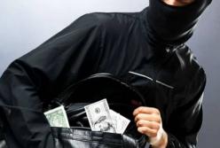 Избили и связали: в Киеве у безработного мужчины украли 30 тысяч долларов