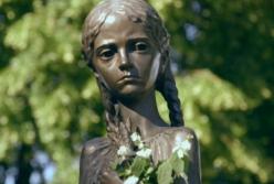 Вандалы пытались разрушить скульптуру "девочка с колосками" возле нацмузея Голодомора