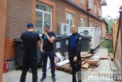В Киеве пытались захватить гостиничный комплекс: есть пострадавшие (видео)