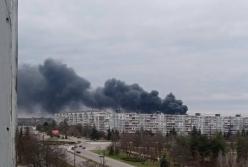 Над Запоріжжям чорний дим і перебої зі світлом: росіяни шахедами атакували критичну інфраструктуру (відео)