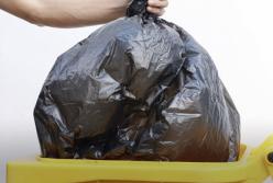 Приметы и суеверия: почему категорически нельзя выбрасывать мусор вечером 