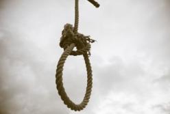 В Киеве мужчина повесился на берегу реки (фото)