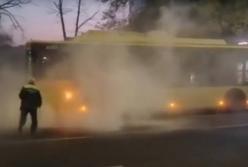 В Киеве на ходу загорелся троллейбус с пассажирами (видео)