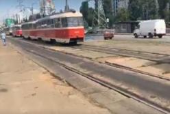 В Киеве у трамвая отказали тормоза: люди на ходу выпрыгивали из вагонов (видео)