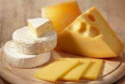 Врачи рассказали, кому полезно есть сыр