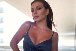 Анна Седокова позировала на велосипеде в бикини (фото)