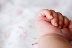 Женщину арестовали за попытку продать своего новорожденного ребенка