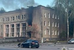 Росія двічі вдарила по центру Мени на Чернігівщині: 12 поранених, серед них - діти (відео)