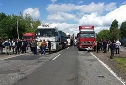 Под Николаевом дальнобойщики перекрыли трассу