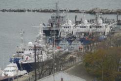 Захваченные Россией украинские катера выводят из Керчи