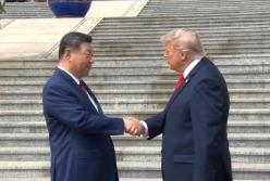 "Ви – чудовий лідер. Це правда": Трамп і Сі влаштували "дуель рукостискання" і обговорили три ключових питання (відео)