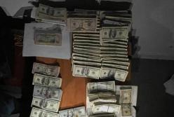 НАБУ викрило «чорну касу» Волинської митниці: на фото — сотні тисяч доларів готівки
