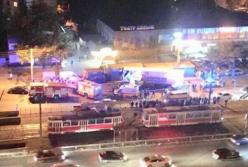 В Киеве фура на скорости влетела в остановку: есть пострадавший (фото)