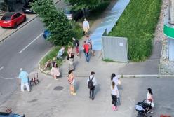 В Харькове на женщину с маленькими детьми рухнул забор
