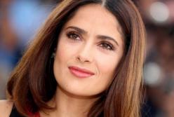 53-летняя Сальма Хайек похвасталась аппетитными формами в роскошном платье (фото)