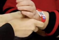 Больным людям в Днепре выдают браслеты с QR-кодом (видео)