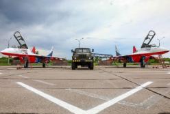 Аеродром в Борисоглєбську атакувала велика кількість дронів: від "променів добра" загинули військові (відео)