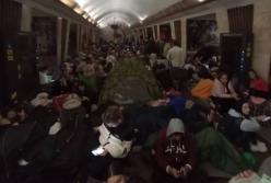 У Києві можуть заборонити намети в метро при тривогах: сьогодні ніде було розміститись навіть стоячи (фото)
