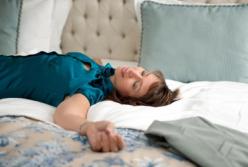 Названы самые опасные позы для сна