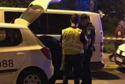В Киеве таксист ударил припаркованный автомобиль, сбил мужчину и убежал, разбросав деньги (фото)