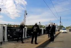 В Харькове патрульные не дали мужчине прыгнуть с моста (видео)