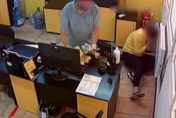 В Сумах мужчина с ножом ограбил кредитную организацию (фото)