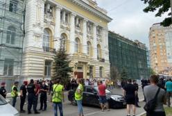 В Харькове под судом активистов забросали яйцами (видео)