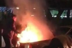 В Николаеве на ходу загорелось авто: огонь тушили елкой (видео)