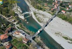 В Италии обрушился 400-метровый автомобильный мост через реку (видео, фото) 