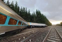 В Австралии пассажирский поезд сошел с рельсов, есть пострадавшие (фото)