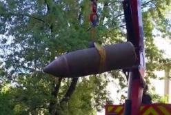 Нічна атака на Київ: біля багатоповерхівки знайшли бойову частину ракети (фото)