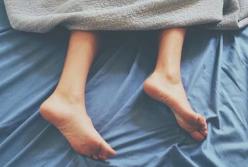 Вздрагивание при засыпании и судороги ног во сне: врачи рассказали, опасно ли это