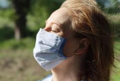 Медики рассказали о правилах ношения маски в жару