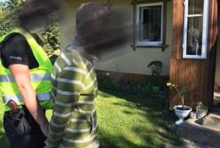 На Прикарпатье мужчина угрожал гранатой полицейским во время обысков (фото)