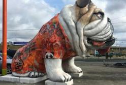 В Киеве появилась огромная скульптура бульдога (видео)