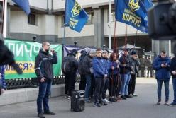 Нацкорпус пикетирует КСУ из-за закона о люстрации (фото, видео)