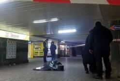 В центре Киева возле метро мужчину смертельно ранили ножом